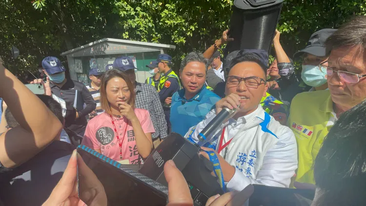 現場也有他黨人士游智彬和馬治薇到場表達不同的訴求。張沛森攝