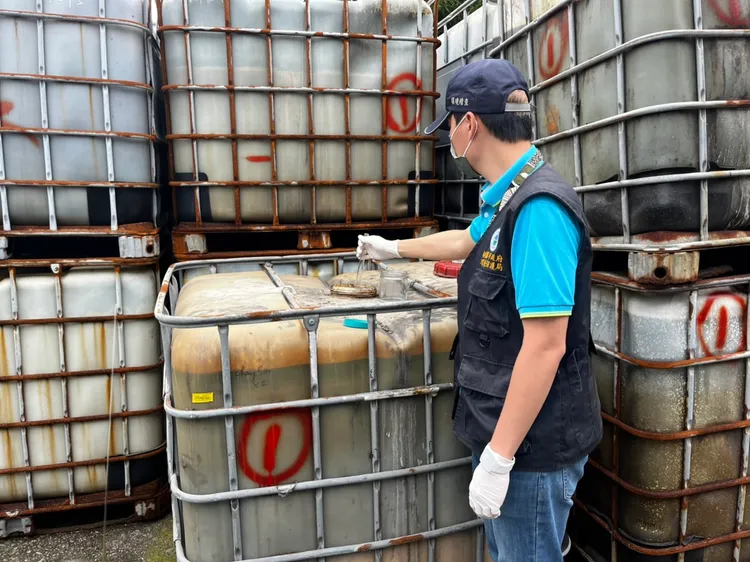 檢警環查緝。桃園市環保局提供