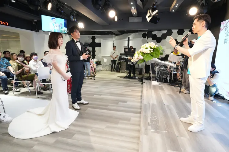 魏妙如與黃昺翔在牧師宋逸民見證下，完成教會婚禮。取自藝起發光臉書