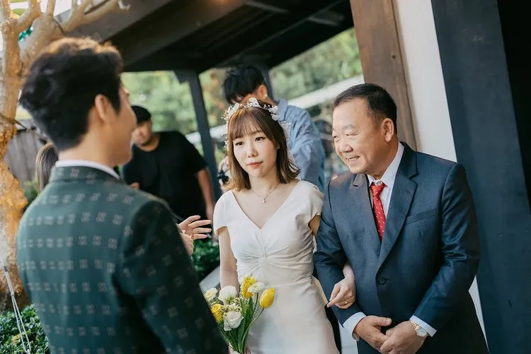 魏妙如挽著父親步入禮堂。取自魏妙如臉書