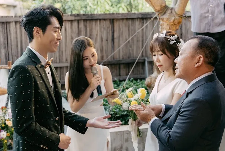 魏妙如的父親將女兒的手託付給新郎黃昺翔。取自魏妙如臉書