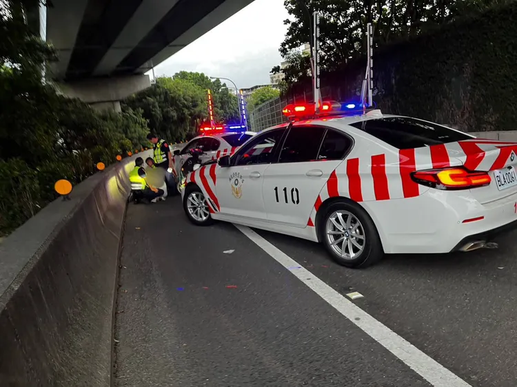 警方在三重路段攔到少年騎士。翻攝畫面