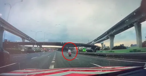 玩命!16歲少年沒戴帽機車雙載衝國道 撞警車狂飆30公里