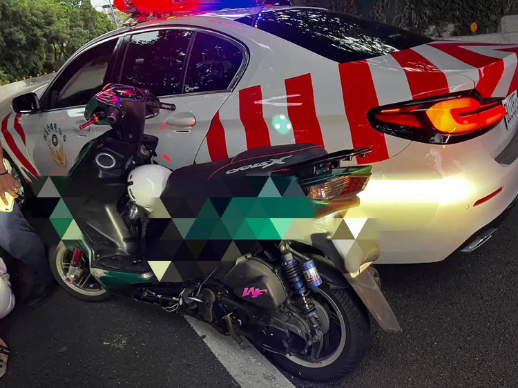 少年騎乘的機車。翻攝畫面