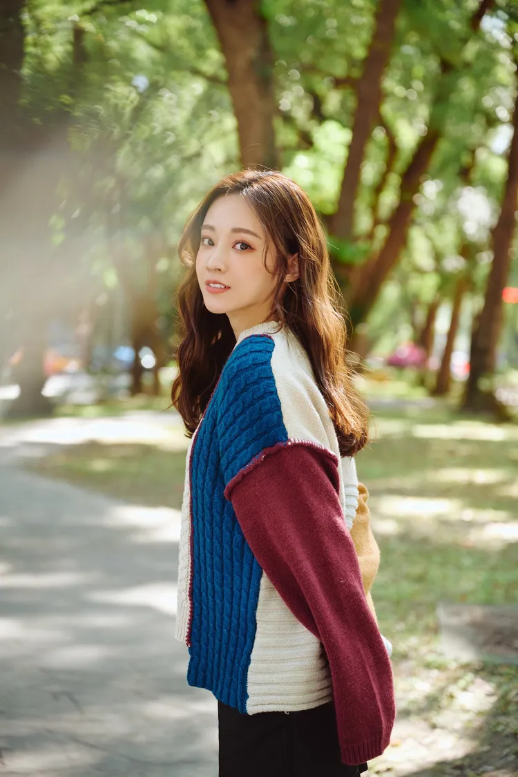 安婕希外型亮眼，接了不少廣告拍攝工作。好舒服音樂提供