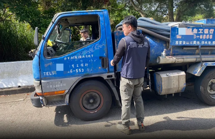 檢調查扣環保業者水肥車。調查局新北處提供