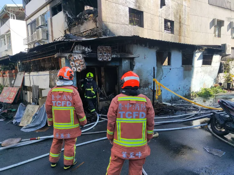 消防人員清理火場。民眾提供