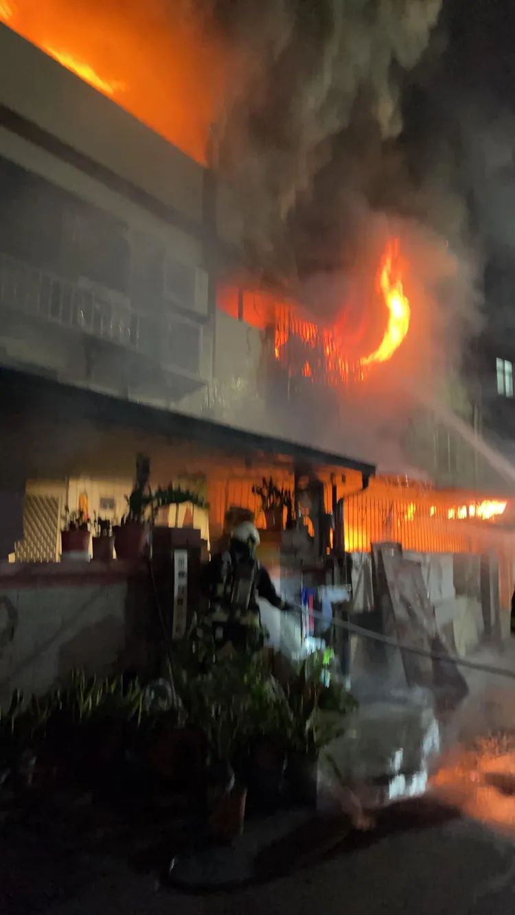 火勢還波及鄰宅。翻攝臉書「我是太平人」