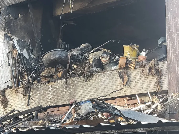 環保局今年3月曾協助清理垃圾，但屋內仍囤積大量雜物。民眾提供