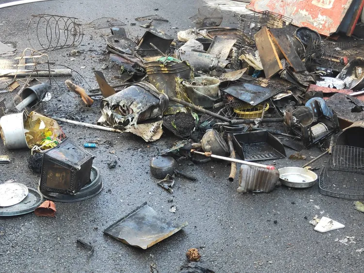 屋內囤積大量雜物。民眾提供