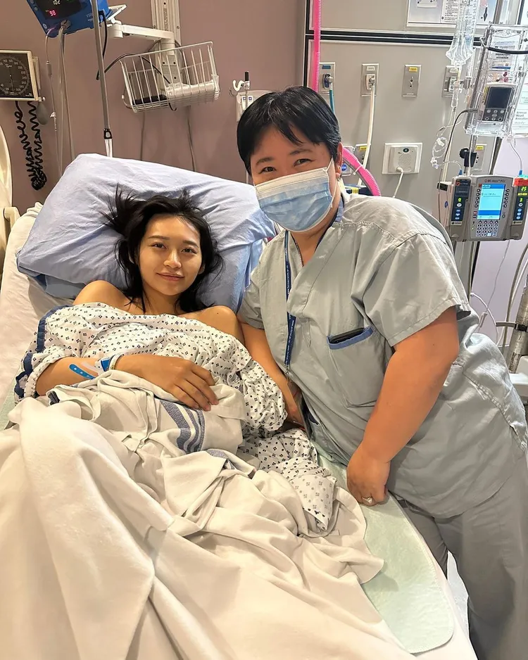 祈錦鈅強調不是全裸，是醫生和護理師把衣服拉下來的。翻攝自祈錦鈅IG