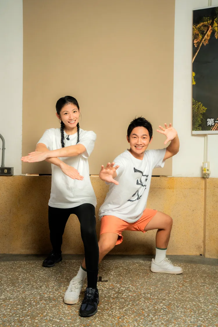 在基礎訓練上，李千娜（左）輕鬆達到40秒訓練，蔡昌憲就則雙腳抖到不行。民視提供