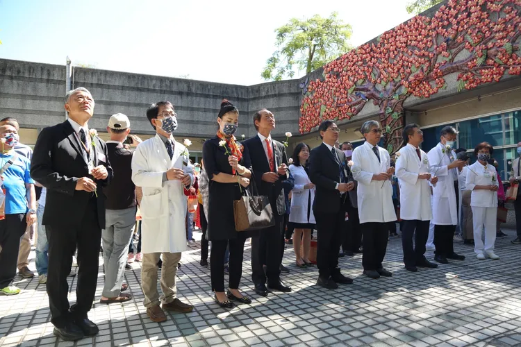 與會人員至「大德曰生紀念園區」向歷年的器官捐贈者獻花致意。北榮提供
