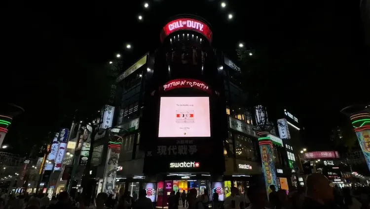 西門町6號廣場今晚9典將同步播放《Now and Then》MV。環球音樂提供