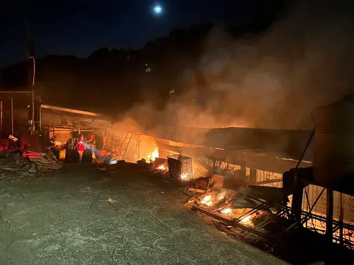 桃園暗夜惡火!鐵皮豬舍與房舍燒光光 1男逃生不及陳屍浴室