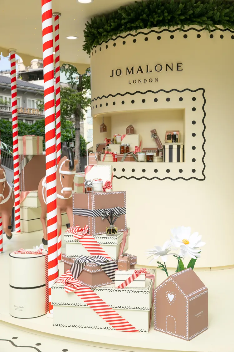 巨型禮盒和拐杖糖等裝飾相當可愛。品牌提供