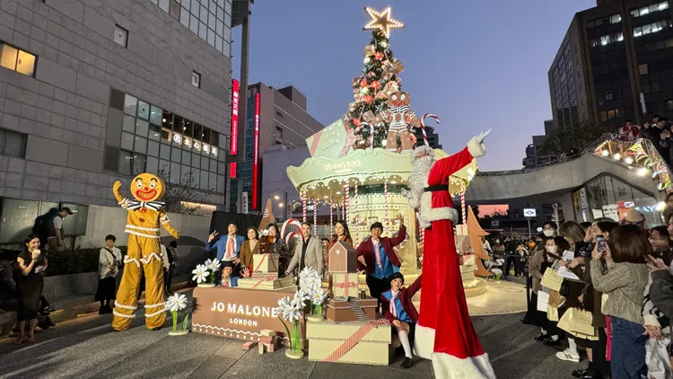 昨晚舉辦的點燈儀式，還有巨型薑餅人與超高聖誕老人現身。張家玲攝