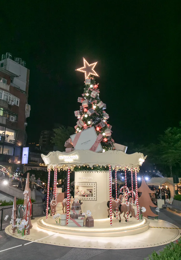 童話薑餅聖誕遊樂園夜晚點燈後的模樣。品牌提供