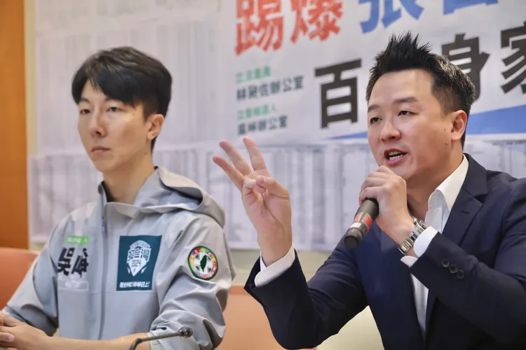 李正皓（右）諷張智倫家族致富速度比連戰還厲害。林林攝