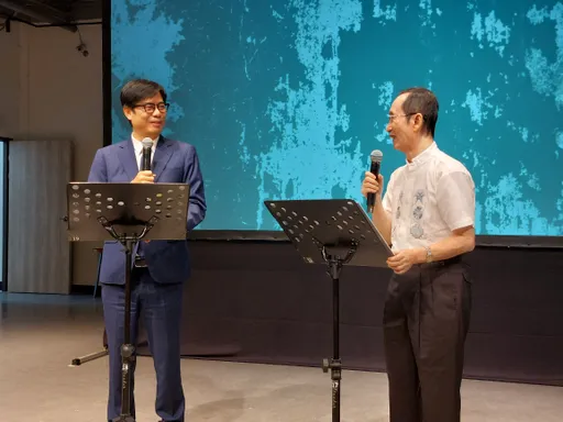 其他縣市長沒有！醫生詩人曾貴海出版詩集　陳其邁同台朗讀詩作