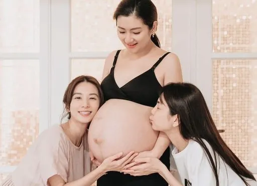 Selina曝光只穿bra破尺度孕肚照!Hebe、Ella又貼又吻好溫馨