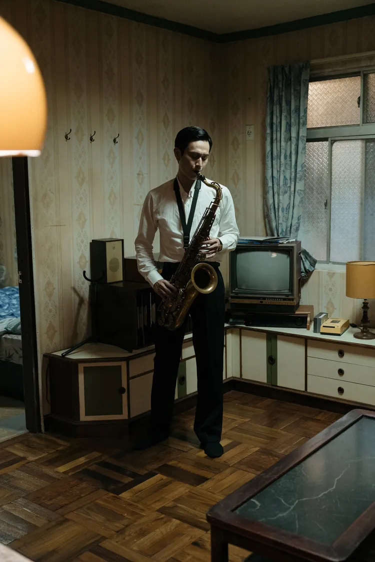 劉冠廷深夜練吹樂器直問孫可芳會不會太吵。華映提供