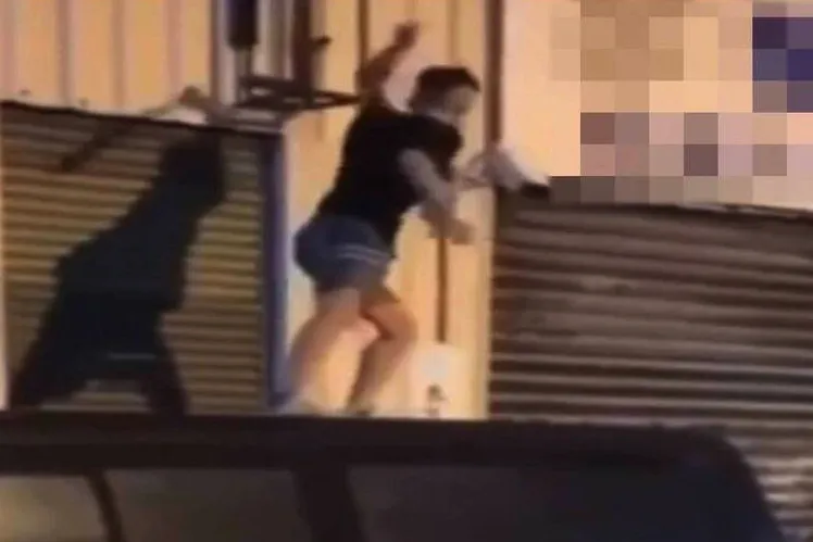 有人爬上車頂砸路邊監視器。取自黑色豪門企業