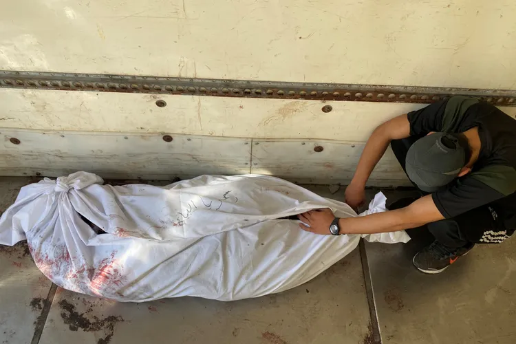 加薩民眾哀悼死去的親人。路透社