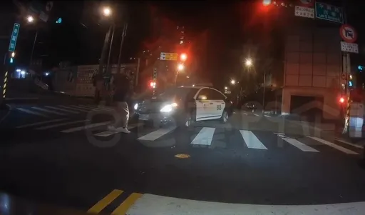 警車左轉險釀行人地獄!他「霸氣對峙」影片瘋傳 分局認錯要罰了