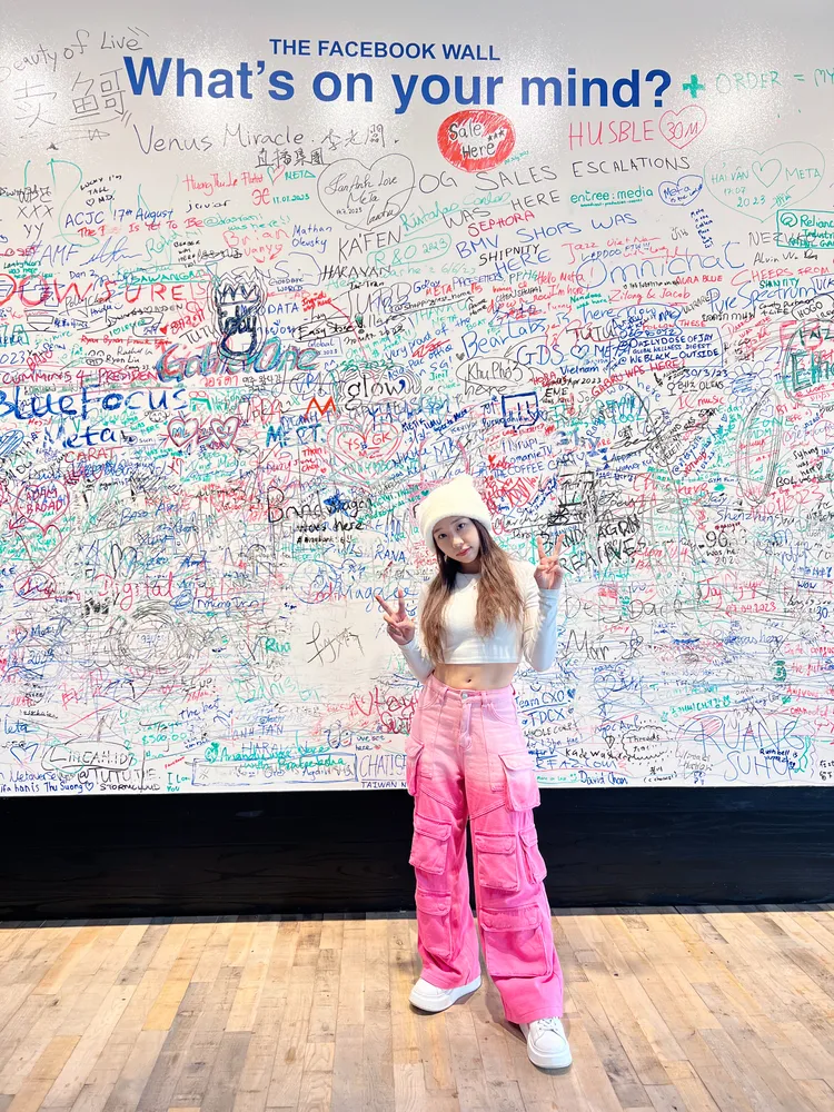艾薇開心在Meta簽名牆上留下紀念性的紀錄。喜鵲娛樂提供
