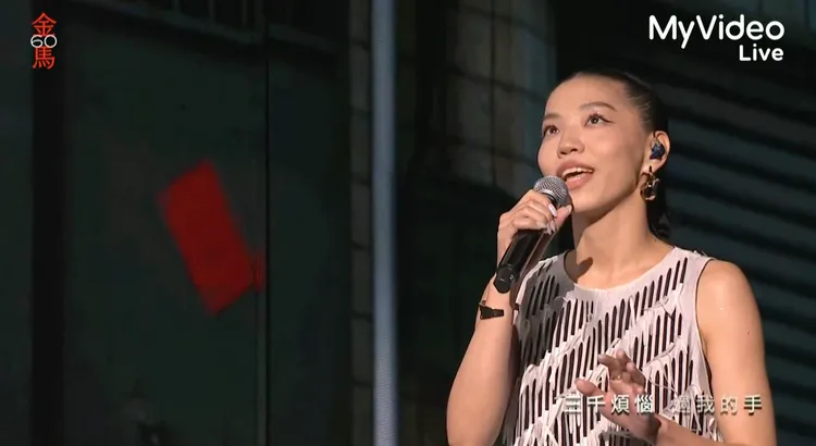洪佩瑜獻唱電影《本日公休》的歌曲《同款》。翻攝My Video直播