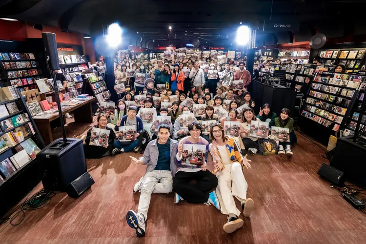 宇宙人與粉絲開心合照。相信音樂提供