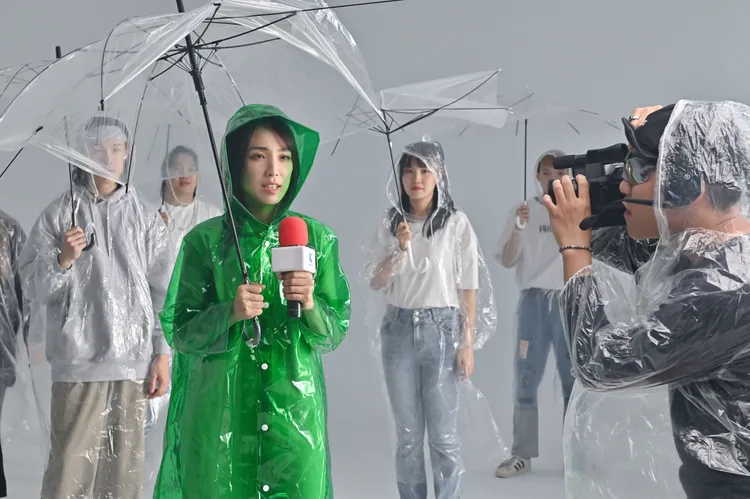 梁舒涵化身女記者連線。寬寬整合行銷提供