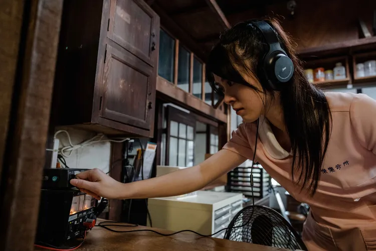 邱偲琹飾演個性樂觀積極的樂樂診所護理師「葉宇恩」。東森提供