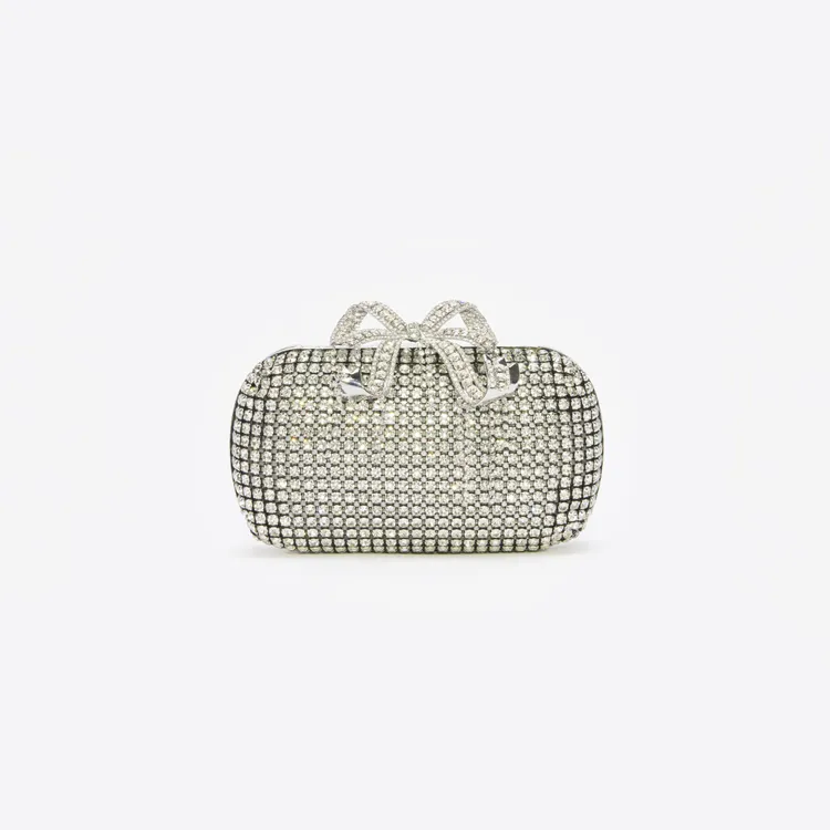 銀色鑽飾手拿包，2萬1800元。品牌提供