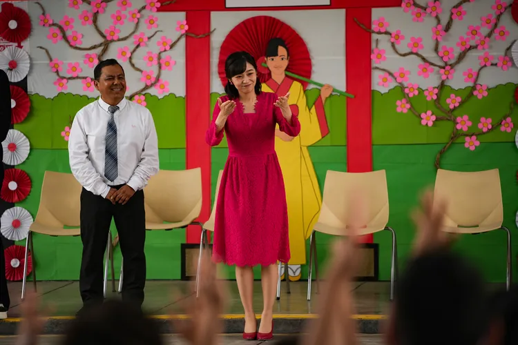 佳子公主以手語跟小朋友問好。美聯社