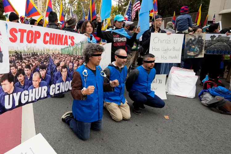 挺維族民眾在舊金山抗議。美聯社