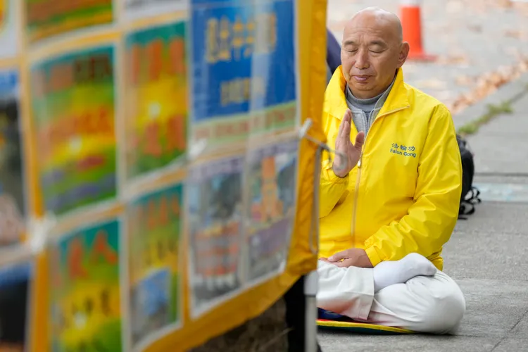 挺法輪功民眾。美聯社