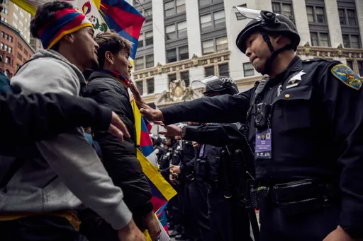 APEC反習抗議 示威者遭潑辣椒水、頭破血流送醫