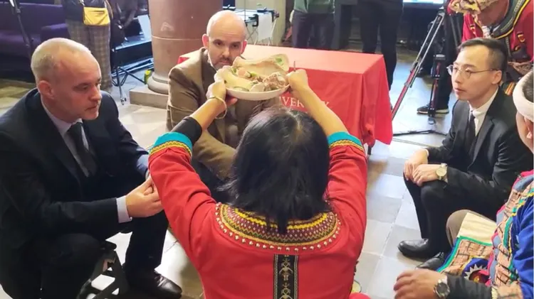 巫師蘇寶珠（背對
鏡頭者）代祖靈向解剖學主任吉陵瓦特（左2）和解剖學博物館策展人麥卡倫（左1）致謝並祈福。祖靈也邀請他們訪問台灣。中央社