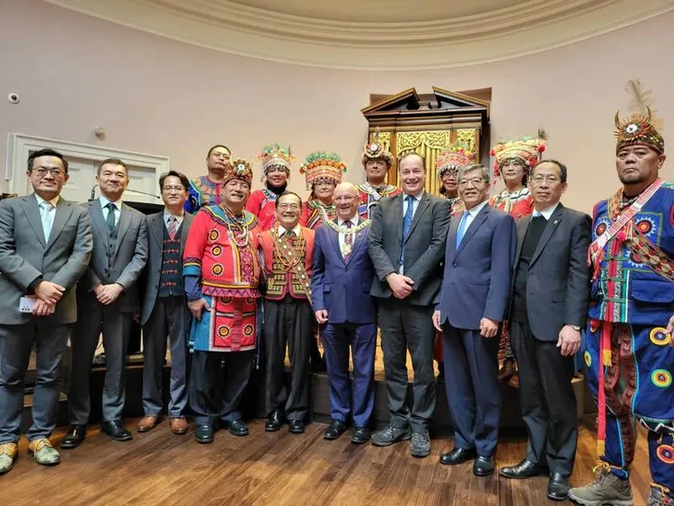 愛丁堡大學3日舉行儀式，返還4具近150年前死於南台灣戰場的台灣原住民遺骨。圖為台灣訪團和愛丁堡大學及英方相關人員合照。中央社