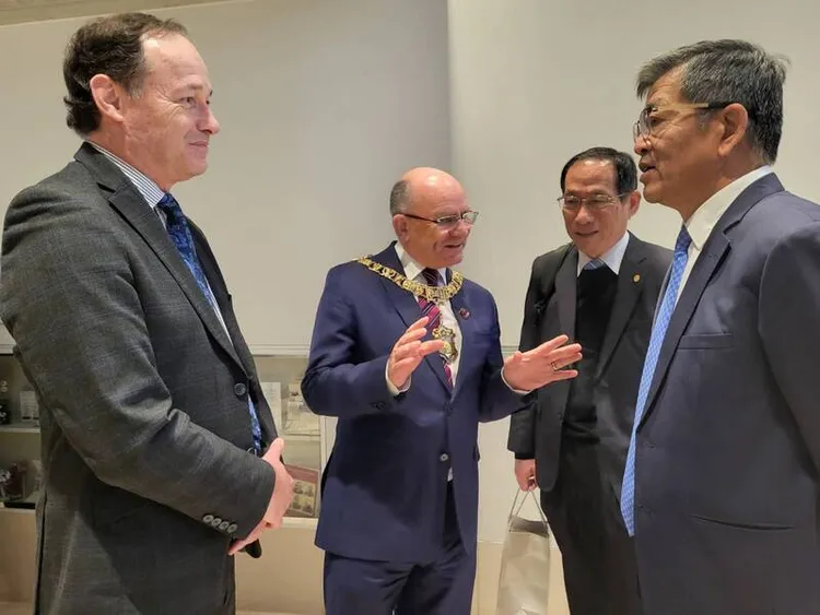 返還儀式開始前，愛丁堡市長艾爾德瑞吉（左2）、愛丁堡大學校長麥拉赫蘭（左1）與駐英國代表謝武樵（右1）、駐愛丁堡辦事處處長（右2）交流。中央社