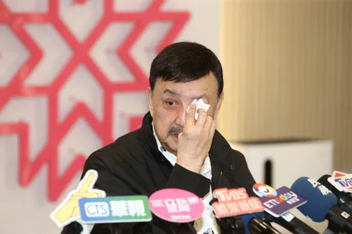 喜迎孫女!余天大手筆包6位數紅包 談余苑綺淚崩:不要再提到她了