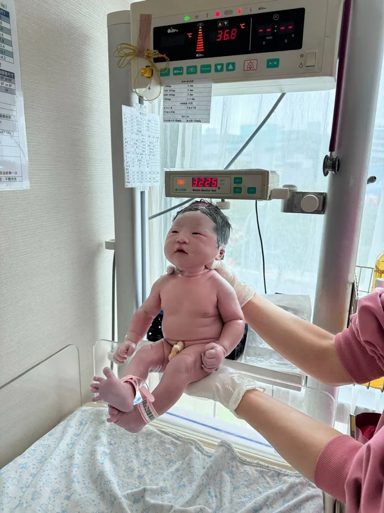 余天開心迎接孫女到來。翻攝余祥銓IG