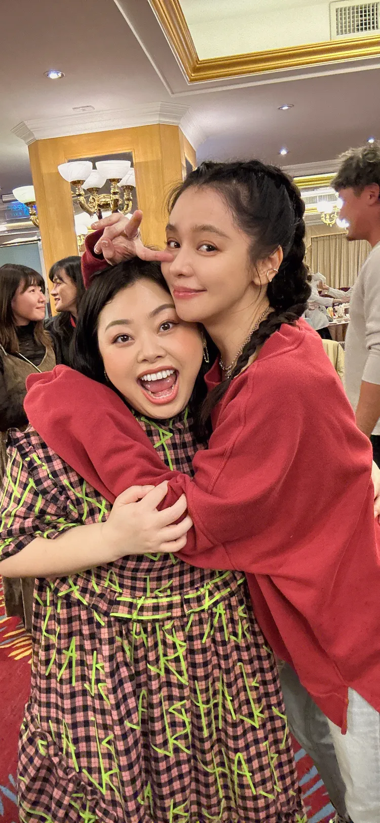 徐若瑄（右）和渡邊直美在殺青酒再相聚。華映提供