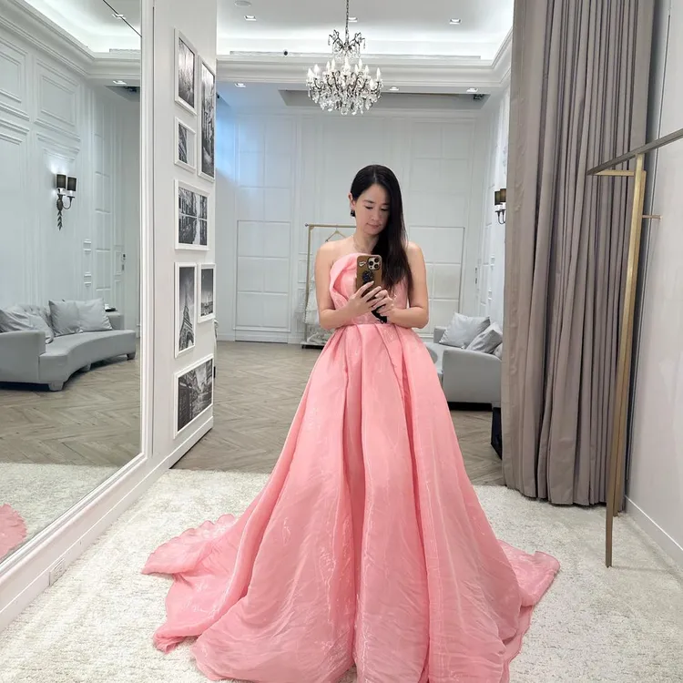 李晶晶昨日在IG分享試穿林莉婚紗的美照，掀起了美麗的誤會。翻攝李晶晶臉書