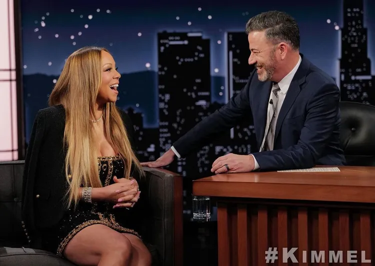 瑪麗亞凱莉身穿BALMAIN黑金亮片迷你裙。品牌提供