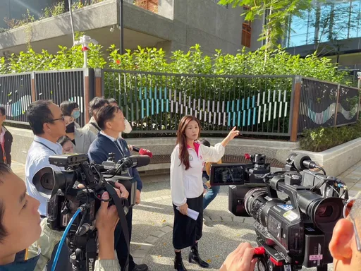 天龙海砂校舍改建仍掉漆!家长怒批下磁砖雨 师生走透明空桥被看光光