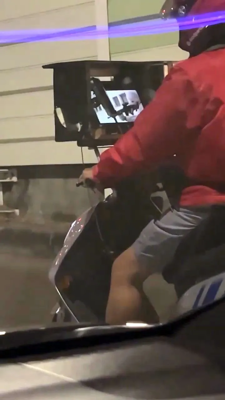 目擊者特寫畫面中顯示，外送員的平板電腦上正在播放槍戰畫面。取自「記者爆料網」