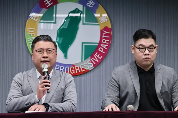 張志豪與律師許渝澤共同召開記者會。林林攝